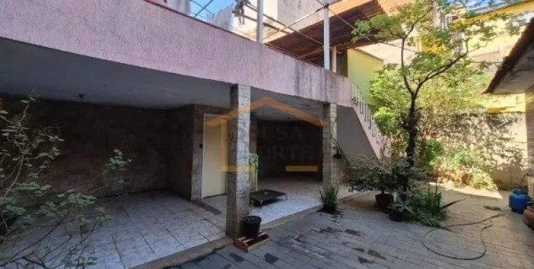 Imagem Terreno, 345 m² de área total, 10 metros de frente. Conta com uma casa térrea construída, 3 dorm...
