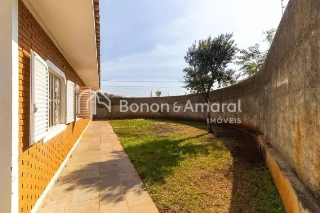 Imagem Excelente casa de esquina com 440 m². Possui 4 quartos, sendo 2 suítes, além de salas de estar e ...