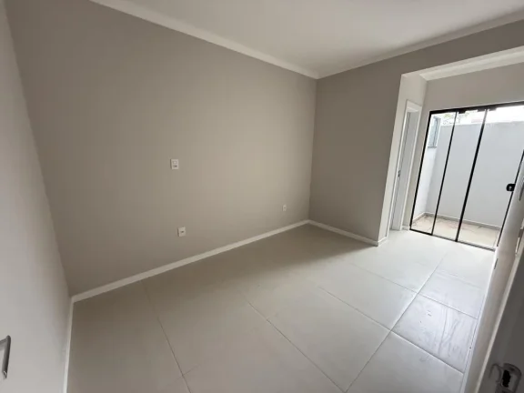 Imagem 02 Suítes, térreo com excelente padrão de acabamento e perto da Praia, esse apartamento em Gravatá, Navegantes. Adriano Carpes Imóveis Vende