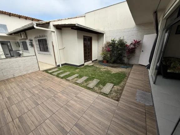 Imagem Casa semimobiliada com 130m² (terreno 208,56m²), 2 quartos (1 suíte), 2 churrasqueiras - Oportunidade imperdível localizada no bairro Armação em Penha/SC, Adriano Carpes Imóveis vende.