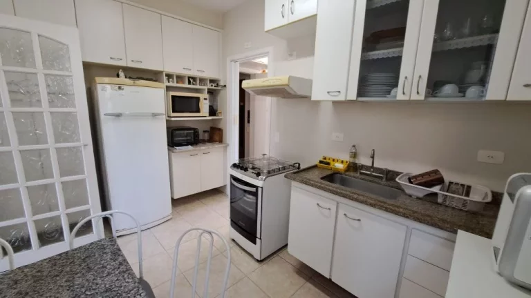 Imagem APARTAMENTO COM 3 DORMITÓRIOS, 2 VAGAS, PRÉDIO COM PISCINA E CHURRASQUEIRA.