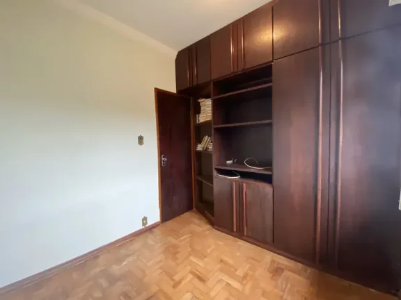 Imagem Espetacular Casa com 5 Dormitórios, Jardim Encantador e Pomar Privativo – Localização Privilegiada!