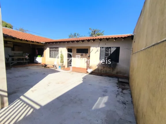 Imagem Impecável residência à venda em Campo Grande-MS, Jardim dos Estados: 3 quartos, 1 suíte, 2 salas, 2 banheiros, com edícula, 4 vagas de garagem, 210m².