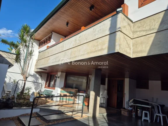 Imagem Linda e espaçosa casa em condomínio, com área construída de 312 m² e 320 m² de terreno. O imó...