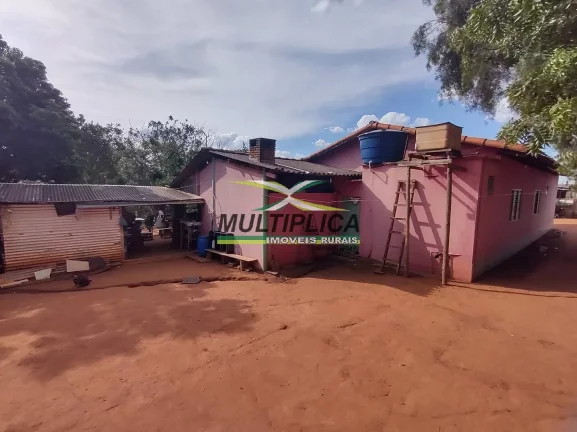Imagem Chácara 12 km de Uberlândia à venda com Casa, Córrego, Curral, Energia