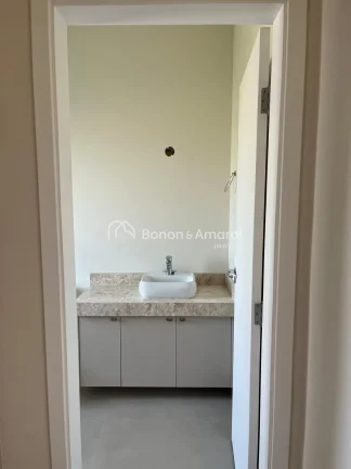Imagem Apresentamos esta magnífica casa assobradada localizada no exclusivo Condomínio Porto Seguro Villa...