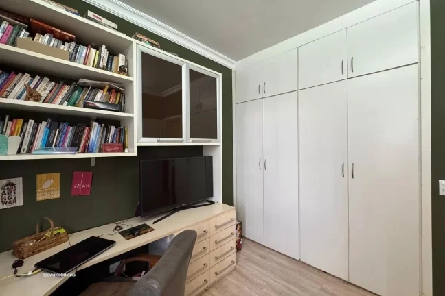 Imagem Este espaçoso apartamento oferece o conforto e a conveniência que você procura. Com um total de t...
