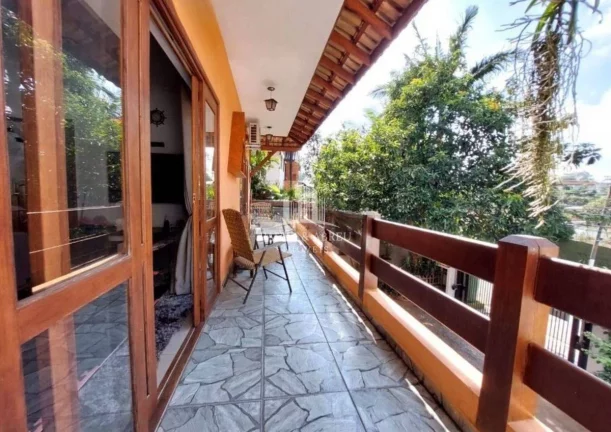 Imagem Sobrado Fantástico 4 Dormitórios, 2 Suítes, sendo uma Master com Closet, hidromassagem e Sacada G, Piscina em Interlagos, Próximo ao Autódromo