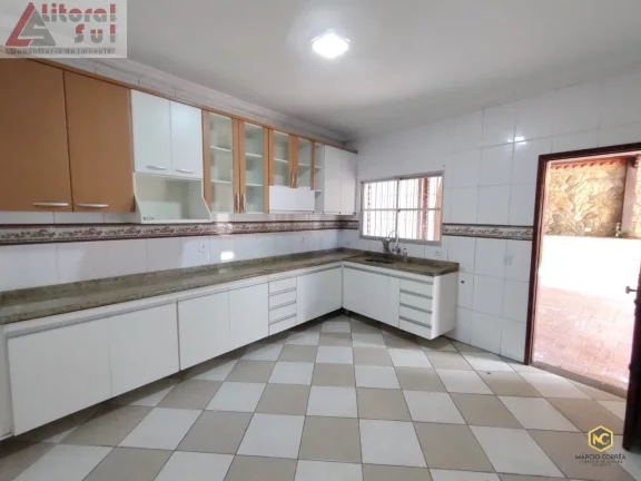Imagem Imperdível Casa para Locação na Aviação, Praia Grande-SP: 3 Quartos, 3 Suítes, 1 Sala, 5 Banheiros e 5 Vagas de Garagem!
