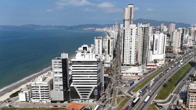 Imagem Sala comercial frente mar e mobiliada com 38,50m² e 1 vaga em Meia Praia -Itapema/SC