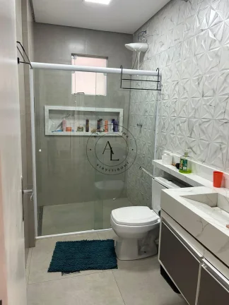 Imagem Charmosa Casa com 2 Quartos, Edícula e Amplo Quintal - Ambientes Frescos e Arejados