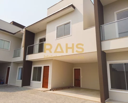 Sobrado Geminado em Condomínio fechado em Rua tranquila do bairro Bom Retiro, são 03 amplos dormit...