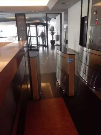 Imagem Laje Comercial de Alto Padrão em Pinheiros, São Paulo-SP: 5 Salas, 13 Banheiros, 21 Vagas de Garagem - 775m²