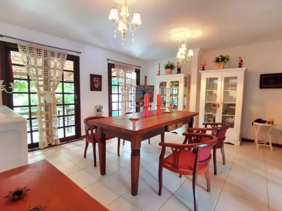 Imagem Casa 5 suítes e 3 vagas de garagem a 150m da beira-mar da Praia de Taquaras em Balneário Camboriú/SC