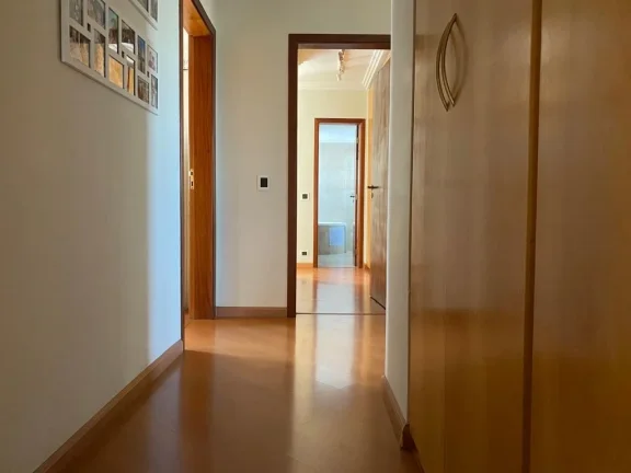 Imagem Apartamento 222 M², 1 por andar, 4Q, 4 Suítes, 6 Banheiros, 3 Vagas, Varanda, Lavabo, Piscina, Salão de Festas, Vista 360º protegida.