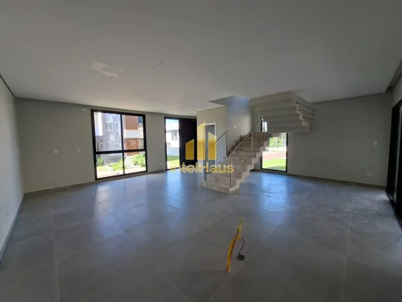 Imagem Apresentamos este sobrado recém-construído no Residencial Alto Boulevard, com arquitetura contempo...