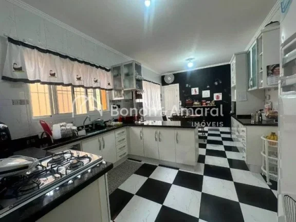 Imagem Casa com 3 dormitórios sendo 1 suíte, closet e varanda com linda vista, sala de jantar, estar e TV...