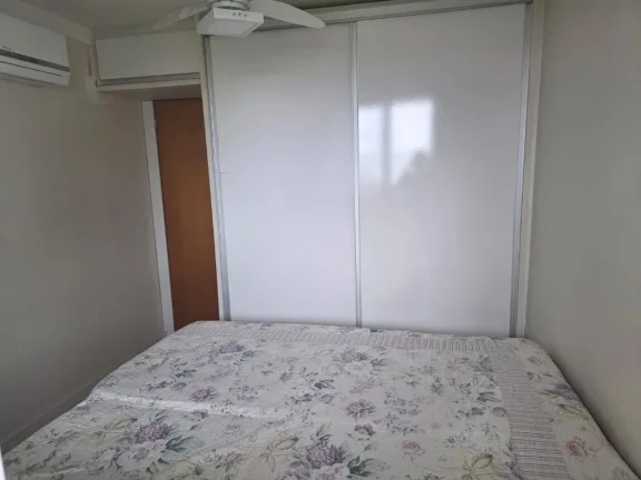 Imagem Vende apartamento de 2 quartos com 70m², incluindo 1 suíte e 1 banheiro social com 3 vagas de garagem.
