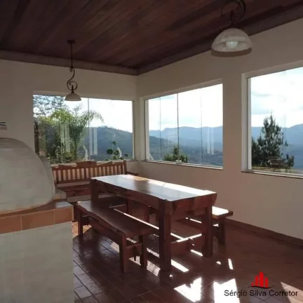 Imagem Linda Residência, com Vista Panorâmica em meio as Montanhas.