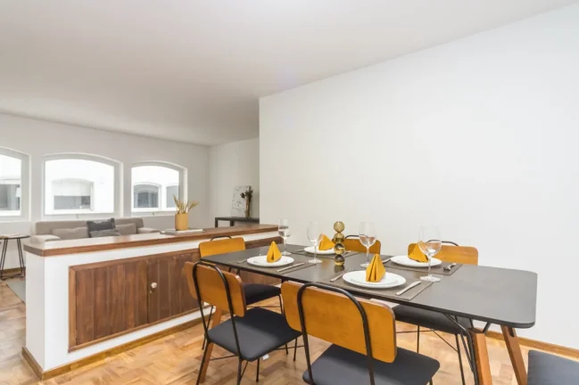 Imagem Apartamento Reformado 130M², 2Q, 1 Suíte, 2 Salas, 2 Banheiros, 1 Vaga, Portaria 24h.