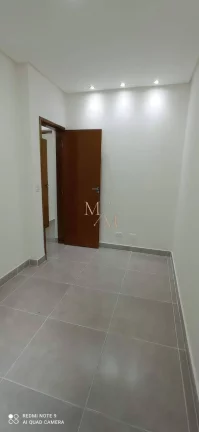 Imagem Casa sobreposta baixa NOVA a venda com 2 dormitórios, garagem, quintal.