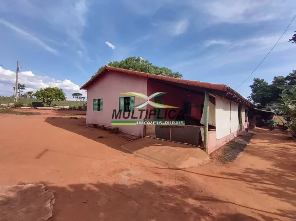 Imagem Chácara 12 km de Uberlândia à venda com Casa, Córrego, Curral, Energia