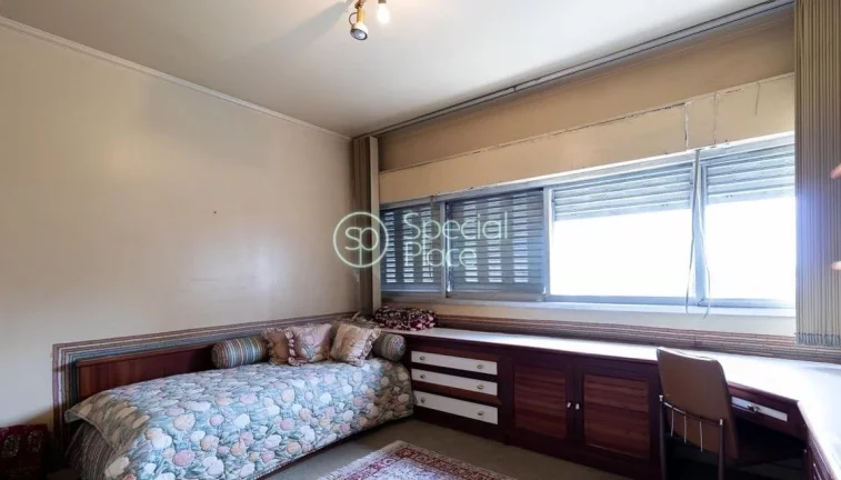 Imagem Apto com pé direito alto e rico em iluminação e ventilação natural. Possui 352m² muito bem dis...