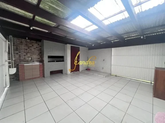 Imagem Casa de esquina, com dois dormitórios semi mobiliada