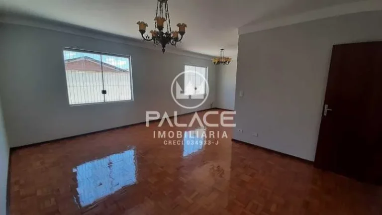 Imagem Esta excelente casa está localizada em um dos bairros mais desejados da cidade, oferecendo conforto...