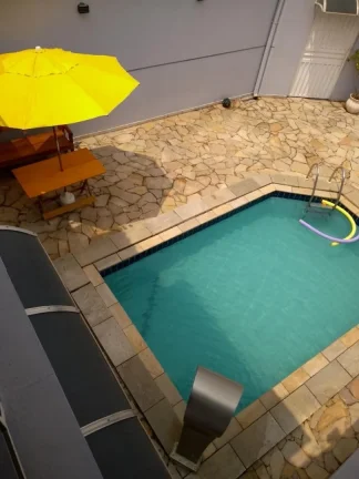 Imagem Sobrado com piscina aquecida, 02 dorm grandes com varanda sendo 01 suíte, área de serv. 02 wcs, 02...