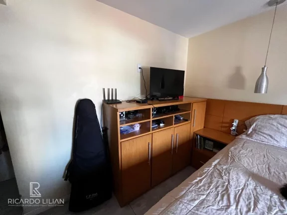 Imagem Apartamento com 2 dormitórios sendo uma suíte, 70m² de area util e uma vaga de garagem coberta.