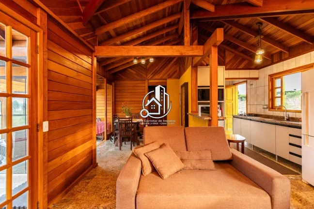 Imagem Casa de Madeira em Garapeira | 200m² | 2 Quartos (1 Suíte) | Terreno 3.561m² | Condomínio Fechad...