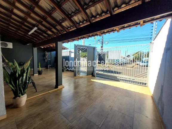 Imagem Excelente casa na Zona Norte de Londrina com 3 dormitórios (1 suíte), edícula, área gourmet, 3 vagas, ar-condicionado, câmeras e portão eletrônico!