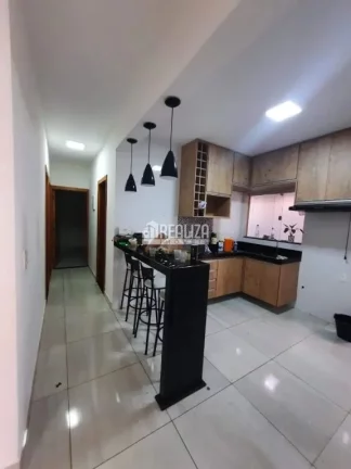 Imagem Casa de 3 quartos com suíte e móveis planejados nos banheiros e cozinha o Jardim Espanha