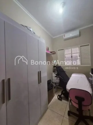 Imagem Linda casa totalmente reformada, localizada na parte alta do bairro, em região tranquila e de excel...