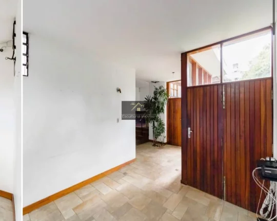 Imagem CAMPO BELO NOBRE CASA COM 310,00 M CONSTRUÍDOS TERRENO 750,00 M 3 DORMITÓRIOS 1 DELES SUÍTE 3 SALAS LAVABO COPA COZINHA PISCINA 4 VAGAS