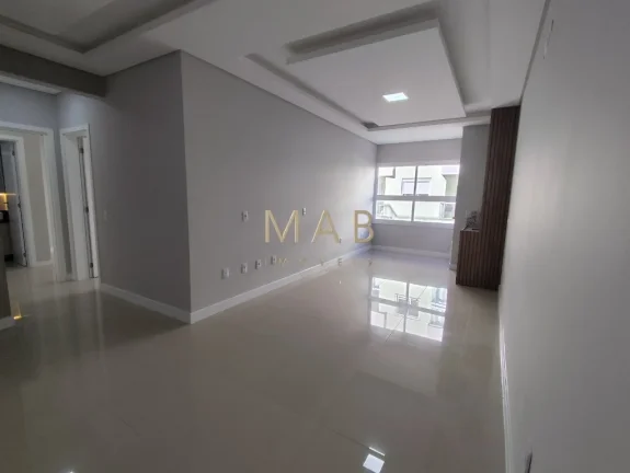 Imagem Apartamento de 2 dormitórios sendo 1 suíte, sala, cozinha, lavanderia, banheiro social, churrasqueira e vaga de garagem. O condomínio conta com elevad