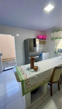 Imagem Sobrado amplo com 2 dormitórios e 2 vagas de garagem, com espaço lateral no Centro de Camboriú.