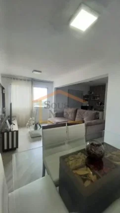Imagem Apartamento reformado, com 3 dormitórios e armários planejados, cozinha com móveis planejados, ar...