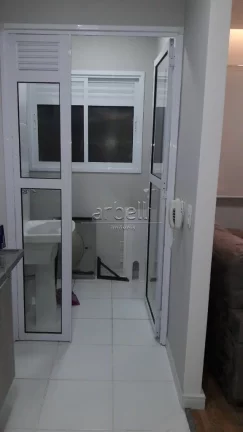Imagem Apartamento com 33 M², 1 banheiro com box em vidro e gabinete no lavatório, 1 dormitório, cozinha...