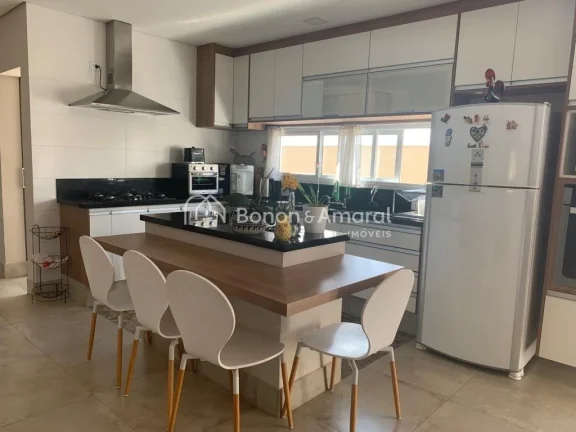 Imagem Casa térrea com sala de estar, sala de tv, lavabo, sala de jantar integrada à cozinha planejada e ...