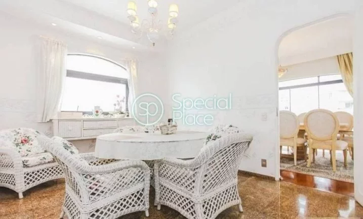 Imagem Belíssimo apartamento com 350m² de área privativa, 5 dormitórios ( 2 suítes ) e 4 vagas na gara...