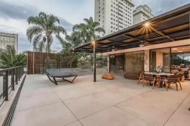 Imagem Descubra a verdadeira definição de luxo e sofisticação nesta deslumbrante casa no condomínio fechado do Jardim Europa. Com uma construção impecável de