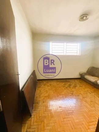 Imagem Casa térrea à venda com 12 quitinetes no fundo.