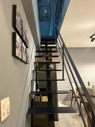 Imagem Apartamento mobiliado à venda com 55 m², oferece uma planta bem distribuída em dois pavimentos.
N...