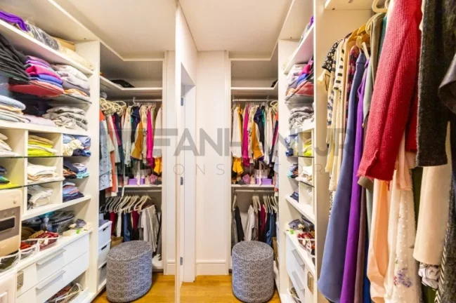 Imagem Com 273 m² de pura sofisticação, este imóvel conta com 4 quartos e 5 banheiros, sendo 4 suítes, incluindo uma suíte master com banheira e closet. Loc
