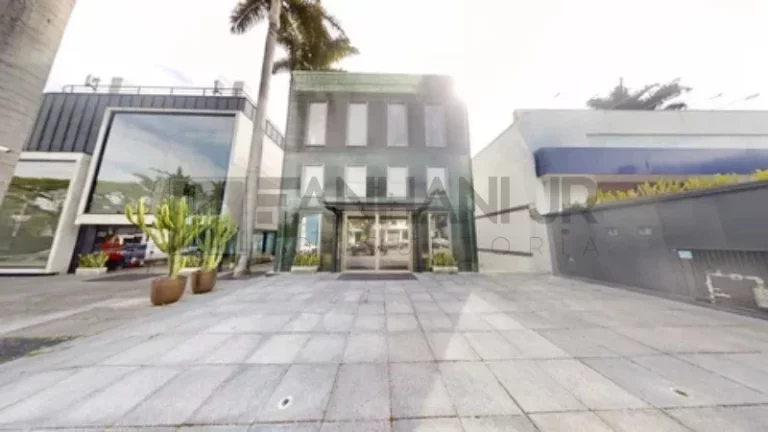 Imagem Casa Comercial para Locação em São Paulo-SP, Jardim Europa: 8 Salas, 8 Banheiros, 15 Vagas, 900m² de Área!