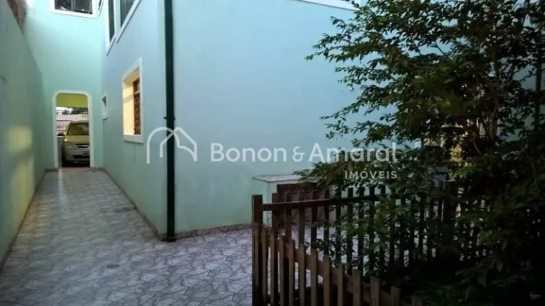 Imagem Sobrado espaçoso com 3 dormitórios, sendo 1 suíte com hidromassagem e closet, além de 2 dormitó...