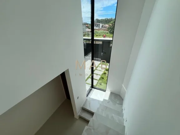 Imagem Imperdível casa à venda em Florianópolis-SC, no bairro Ingleses do Rio Vermelho, com 3 quartos, 3 suítes e 150m² de área.