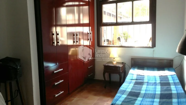 Imagem CASA À VENDA, COM 296M² COM 6 AMPLOS DORMS, COM 2 SUÍTES, 4 SALAS, COZINHA COM PLANEJADOS, CHURRASQUEIRA E 8 VAGAS - TREMEMBÉ - SP